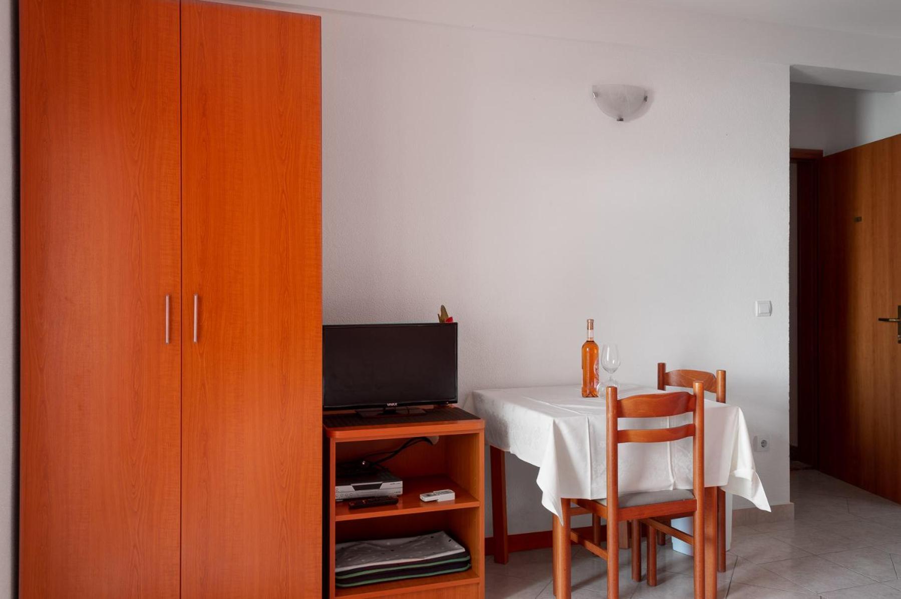 Apartments Promenada - Beachfront Tučepi Pokoj fotografie