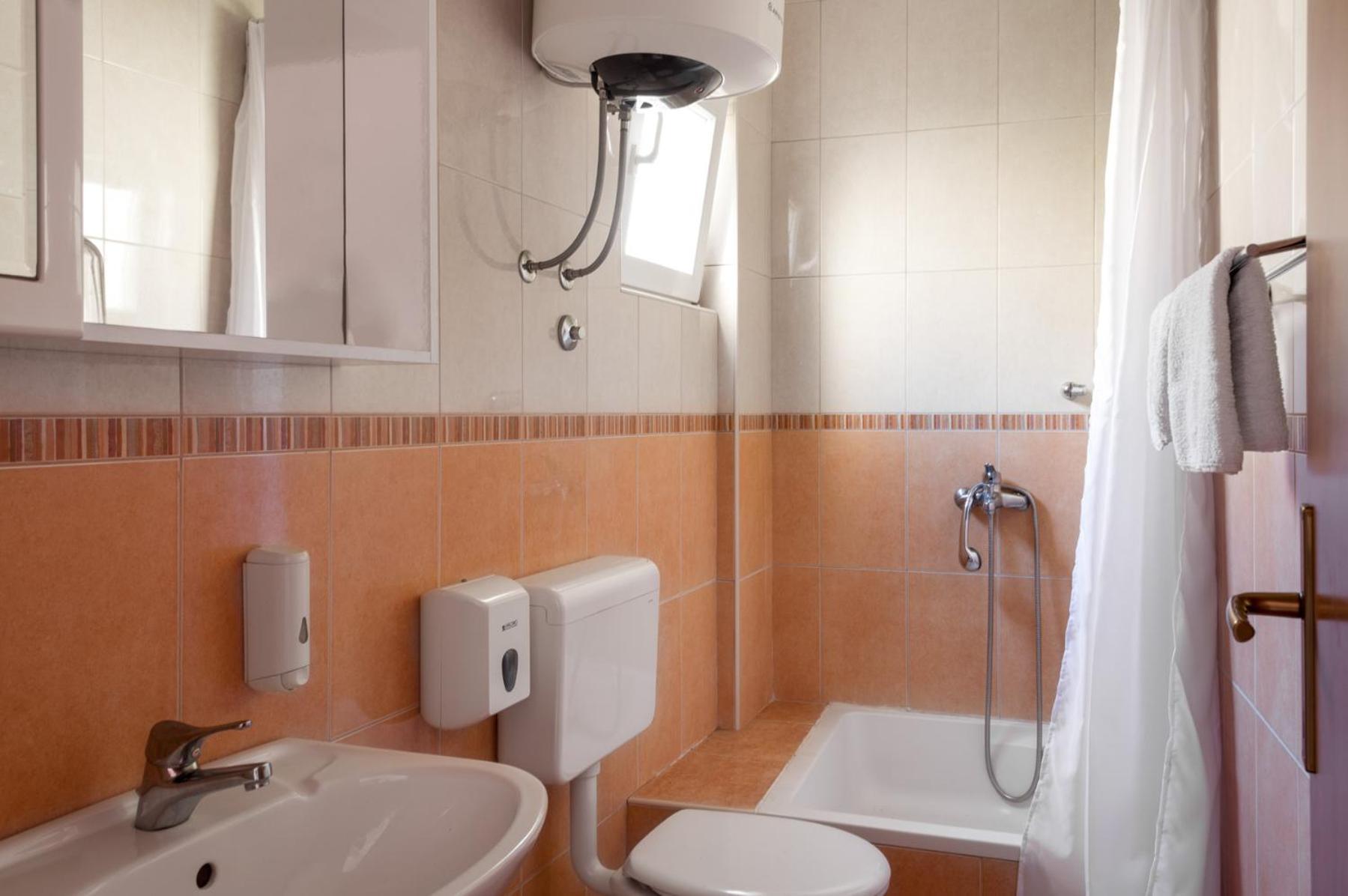 Apartments Promenada - Beachfront Tučepi Pokoj fotografie