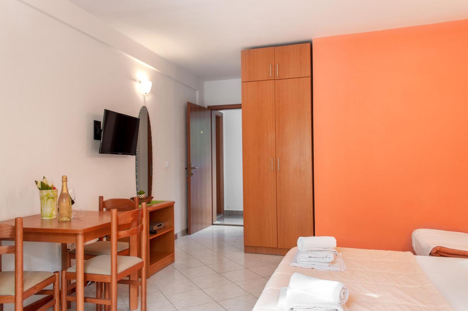 Apartments Promenada - Beachfront Tučepi Pokoj fotografie